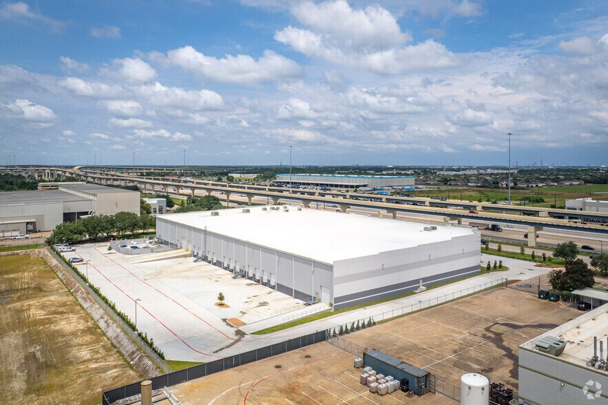 More Photos Of 3200 S Sam Houston Pky E, Houston Distribution For Lease
