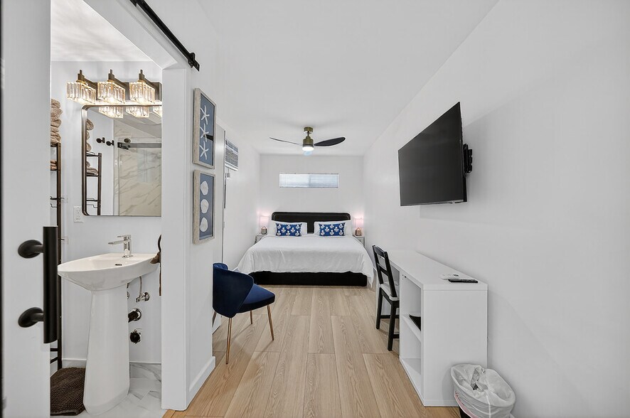 More Photos Of 218 Venice Way, Venice Multifamily For Sale