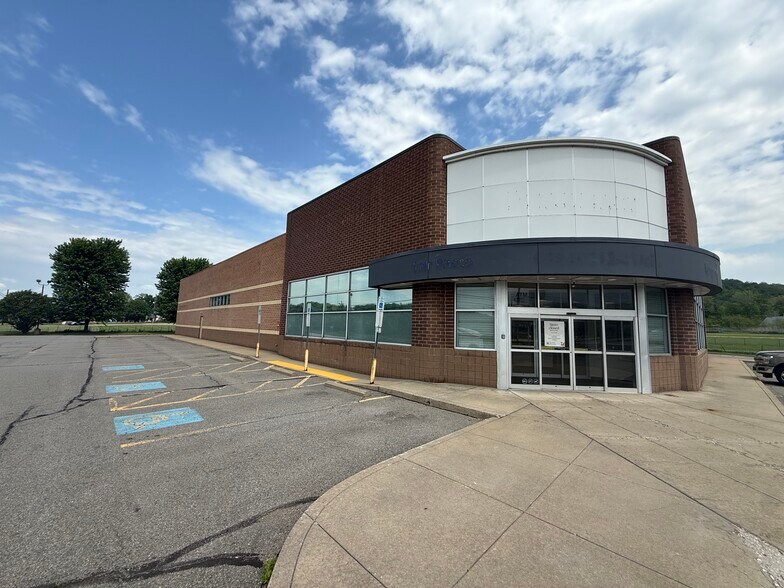 More Photos Of 1600 Main St, Follansbee Drugstore For Lease