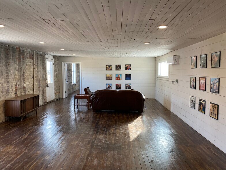 More Photos Of 102 S Main St, Water Valley Office For Lease