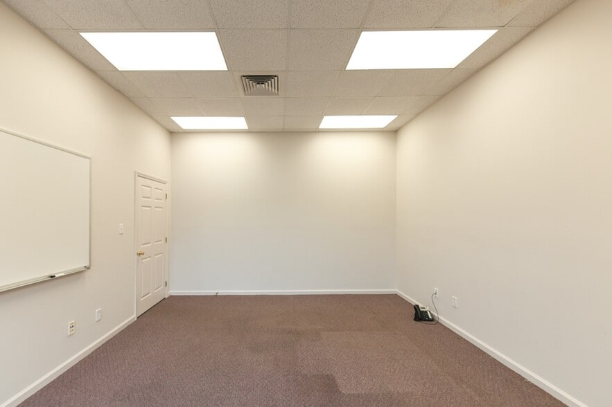 More Photos Of 409 Chicago Dr, Fayetteville Flex For Lease