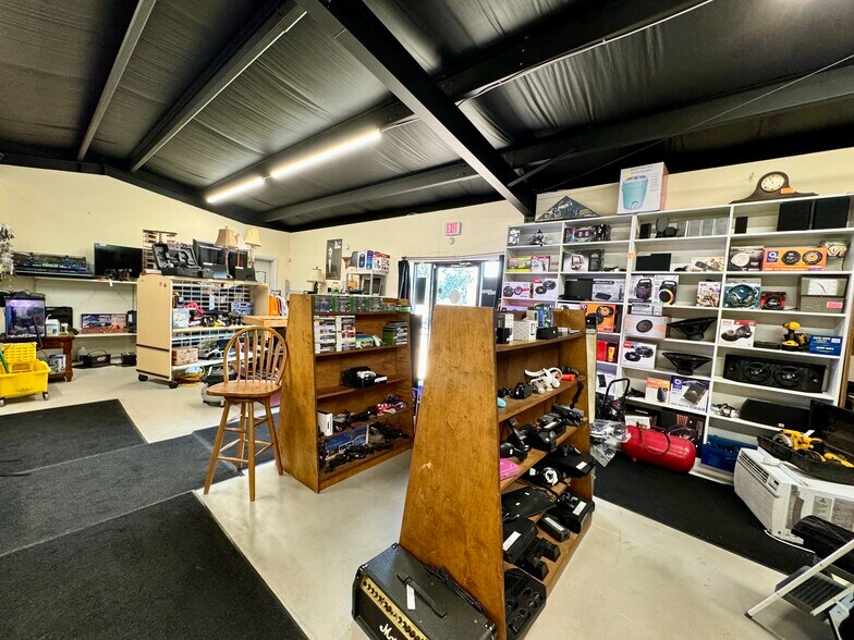 More Photos Of 300 W Broadway St, Morrilton Storefront For Sale
