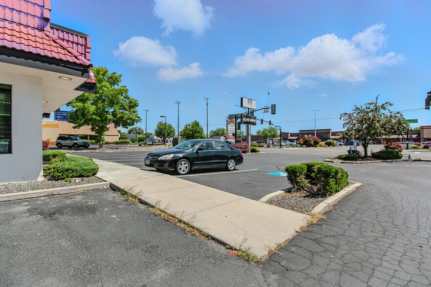 More Photos Of 6980-6990 W Overland Rd, Boise Storefront Retail Office For Lease