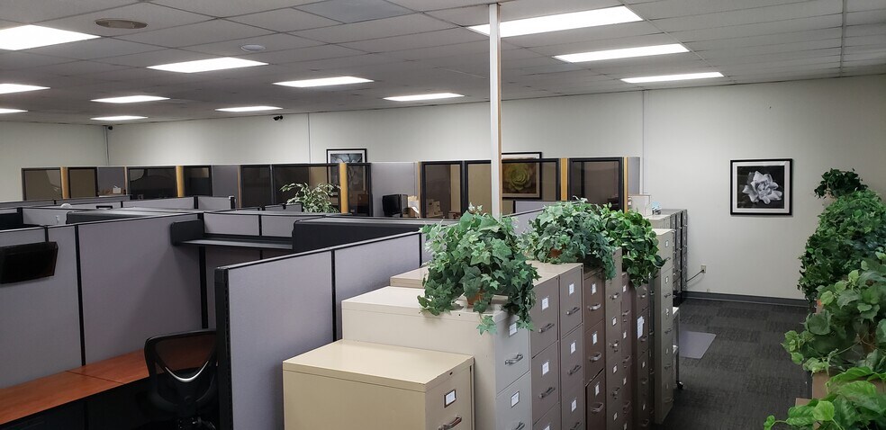 More Photos Of 10734 White Oak Ave, Granada Hills Office For Sale
