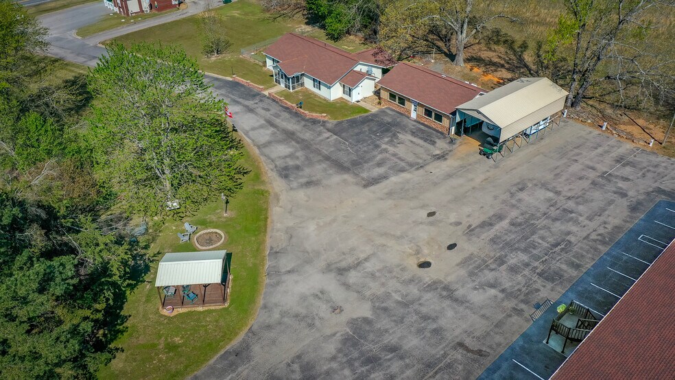 More Photos Of 8546 Edgemont Rd, Greers Ferry Hotel For Sale