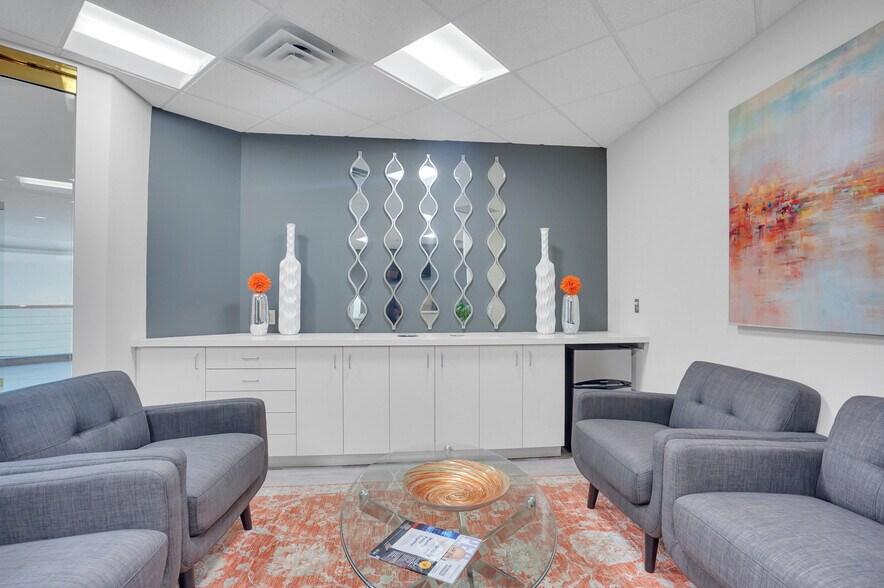 More Photos Of 31700 Middlebelt Rd, Farmington Hills Office For Lease