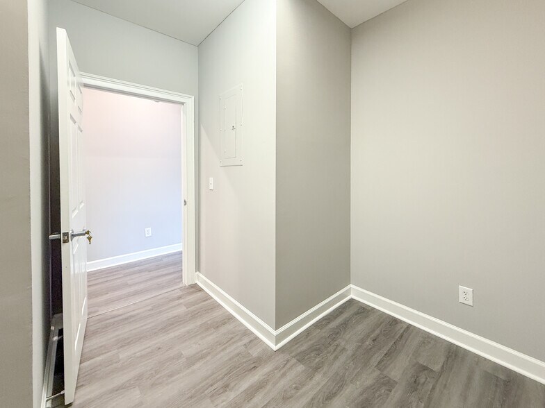 More Photos Of 1701-1704 Macy Dr, Roswell Office For Lease