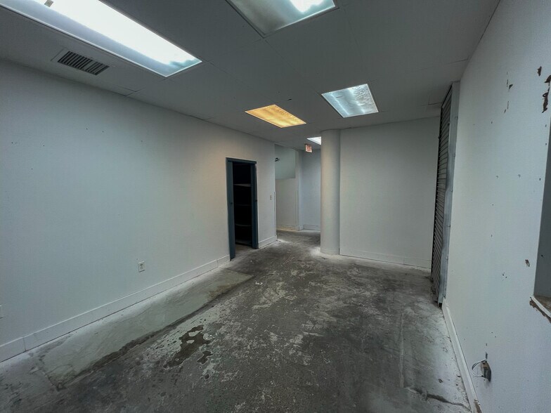 More Photos Of 2700 NW 36th St, Miami Office Residential For Lease