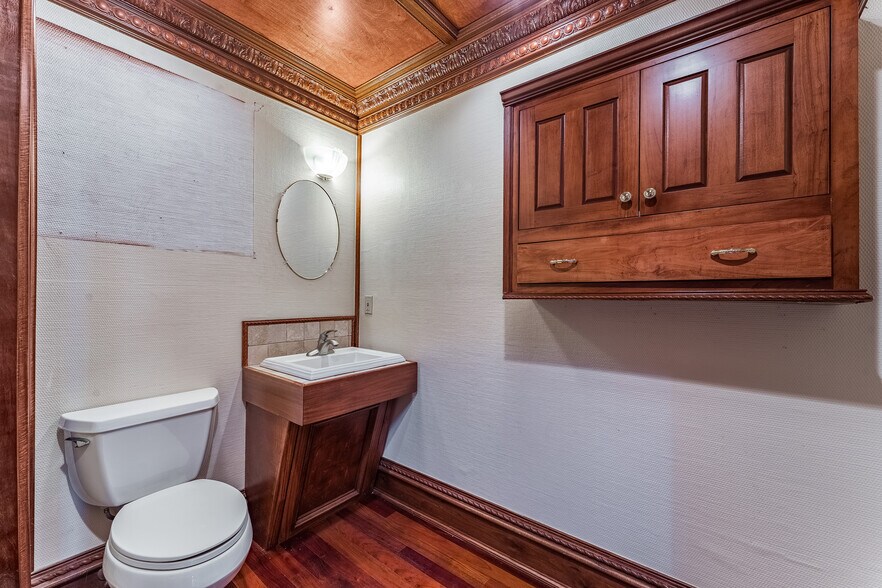 More Photos Of 324 N College Ave, Fayetteville Office For Sale