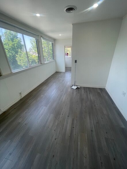 More Photos Of 872 Huntley Dr, West Hollywood General Retail For Lease