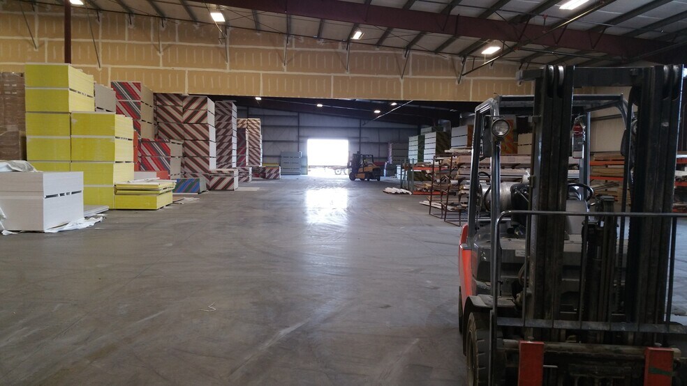 More Photos Of 3401 N Sillect Ave, Bakersfield Distribution For Lease