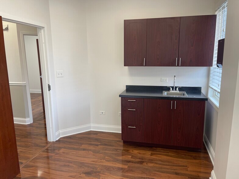 More Photos Of 114 W Rockland Rd, Libertyville Office For Lease