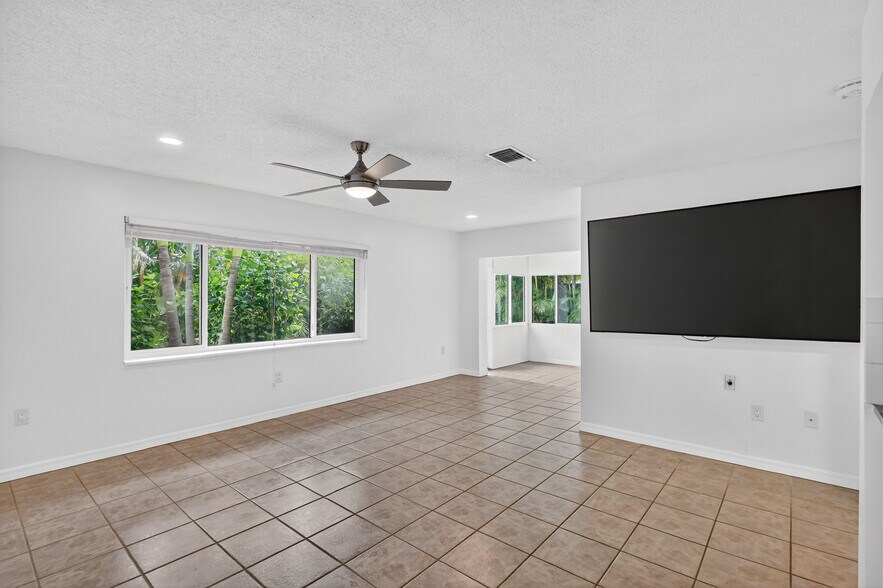 More Photos Of 1884 Southpointe Dr, Sarasota Apartments For Sale