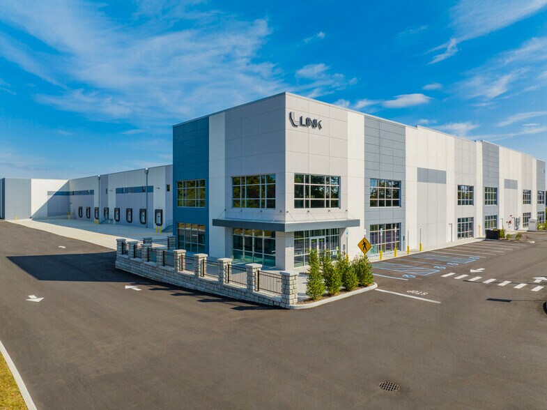 More Photos Of 60 Motor Pky, Commack Warehouse For Lease