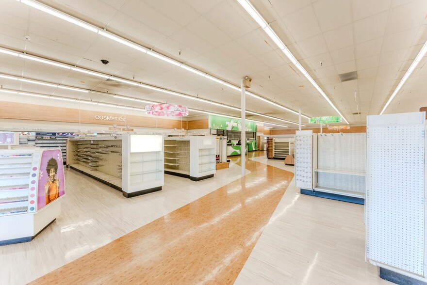 More Photos Of 4500 Commercial St SE, Salem Freestanding For Lease