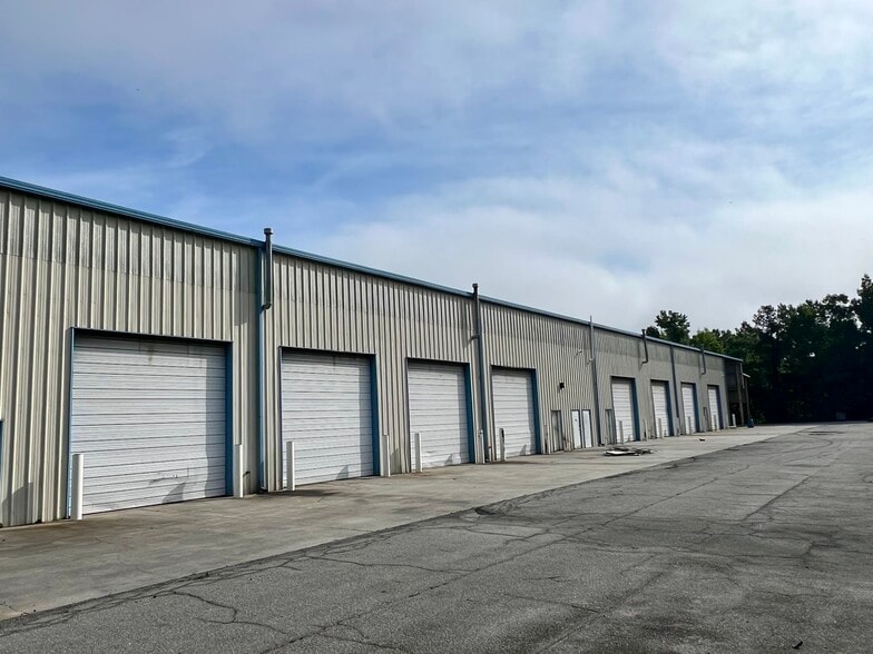 More Photos Of 456 Bourne Ave, Garden City Distribution For Lease
