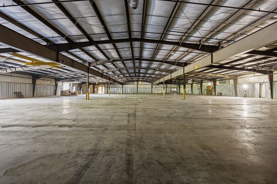 More Photos Of 2000 S Delphine Ave, Lyndhurst Warehouse For Lease