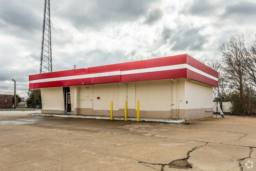 More Photos Of 551 E Lee St, Sardis Freestanding For Lease