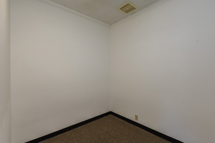 More Photos Of 722 N Main St, Newton Office For Sale