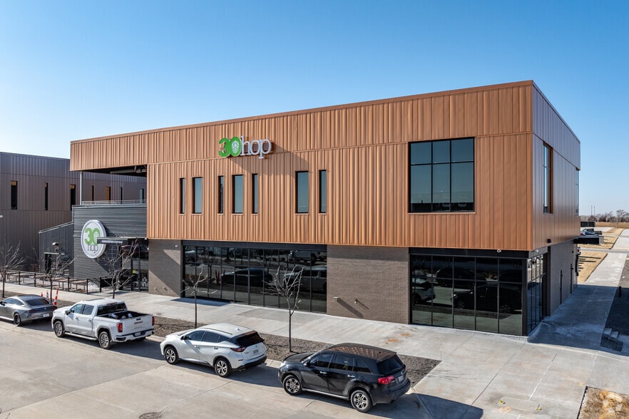 More Photos Of 114-118 N 145th St, Omaha General Retail For Sale