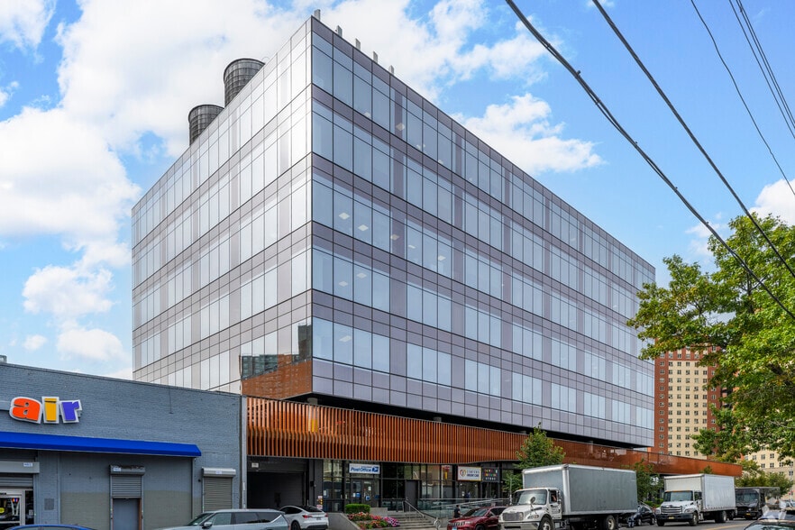 More Photos Of 626 Sheepshead Bay Rd, Brooklyn Office For Lease