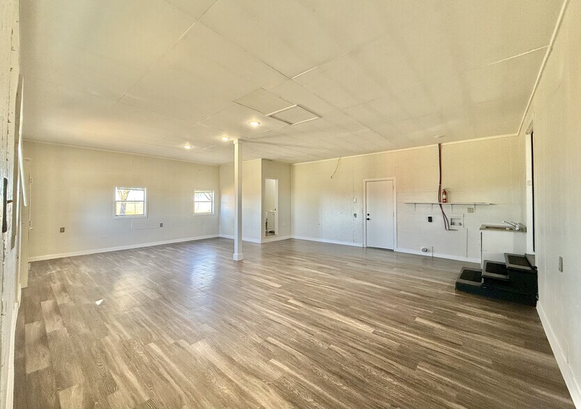 More Photos Of 5821 Limmer Loop, Hutto Warehouse For Lease