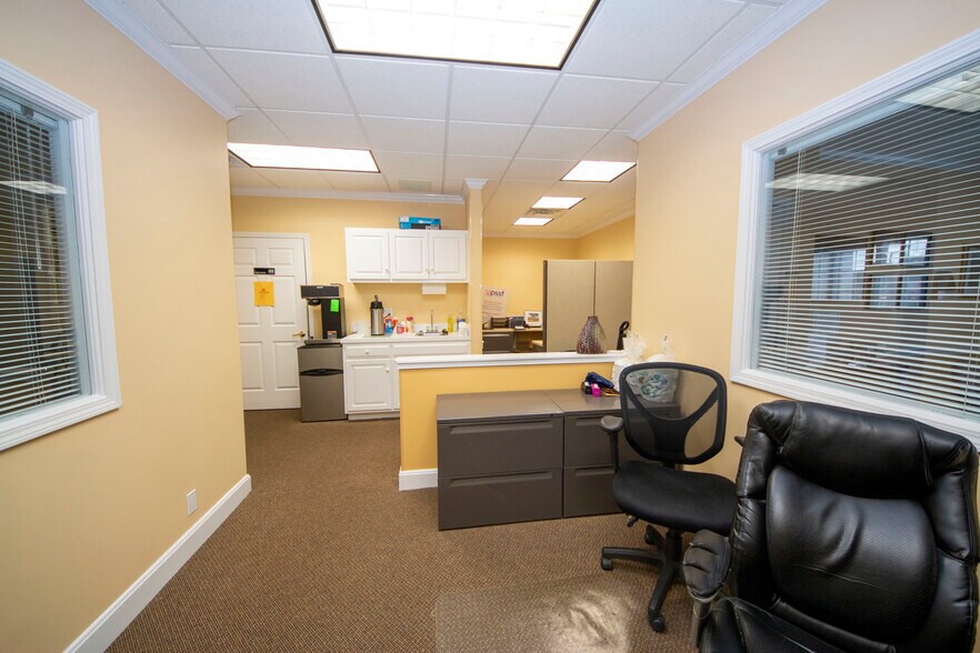 More Photos Of 303 Middletown Pky, Louisville Office For Lease
