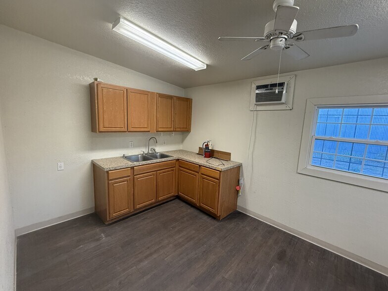 More Photos Of 807 Mcphaul St, Austin Warehouse For Sale