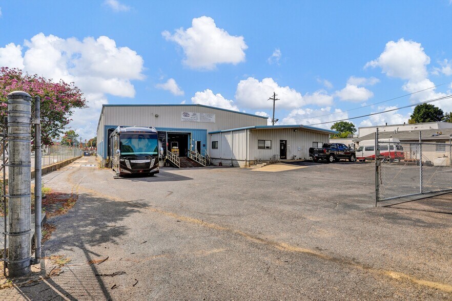 More Photos Of 3325 Millbranch Rd, Memphis Warehouse For Sale