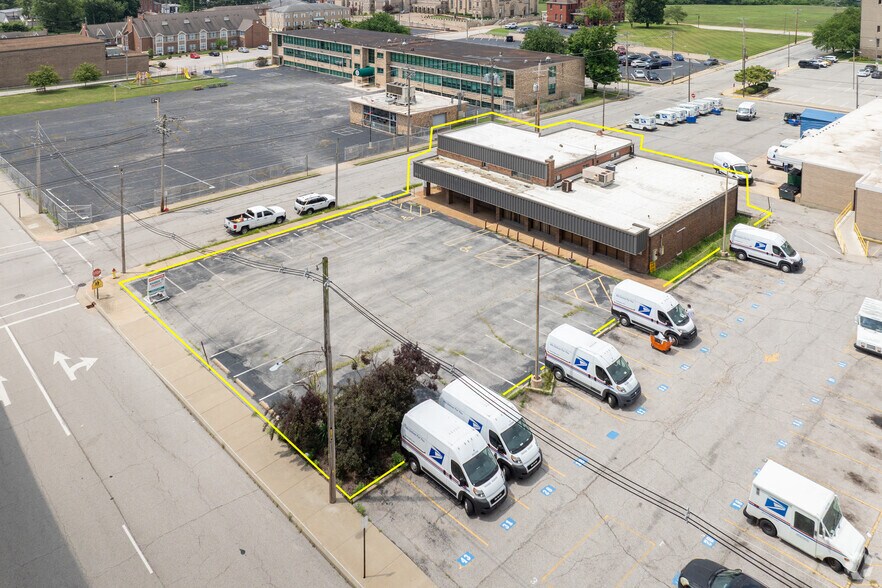 More Photos Of 111 W Lincoln St, Belleville Office For Sale
