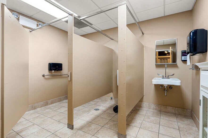 More Photos Of 222 Pearl St, New Albany Office Residential For Lease