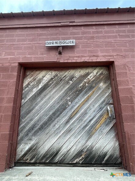 More Photos Of 1308 N Bowie St, Seguin Warehouse For Sale