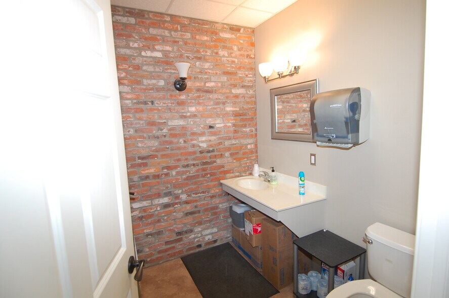 More Photos Of 217 8th Ave, Wellman Medical For Lease