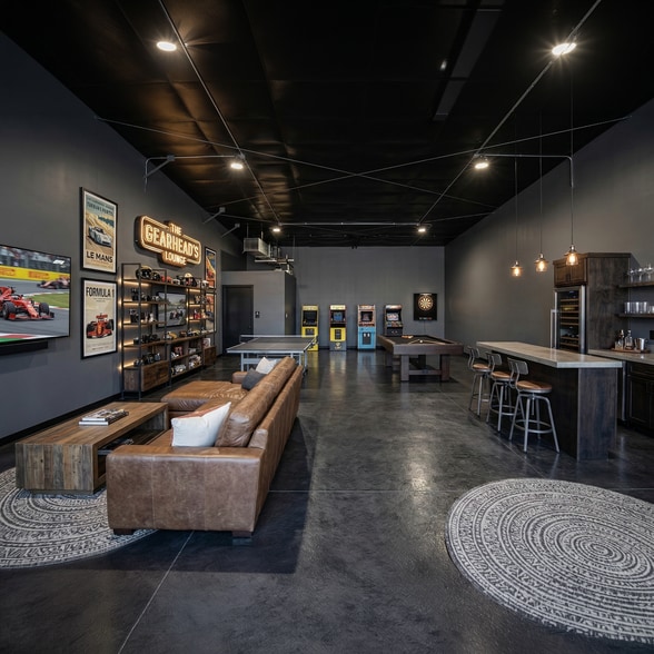 More Photos Of 23801 Southwest St, Waterloo Showroom For Sale