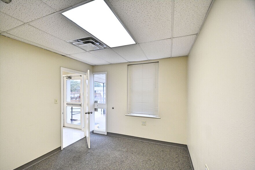 More Photos Of 109-111 N River St, Seguin Office For Sale