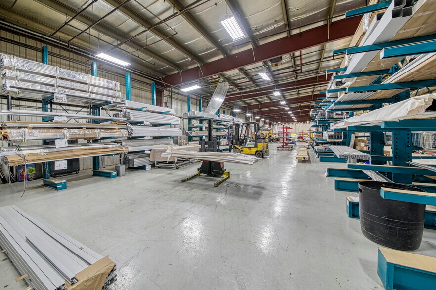 More Photos Of 1265-1325 Rue Industrielle, La Prairie Warehouse For Lease
