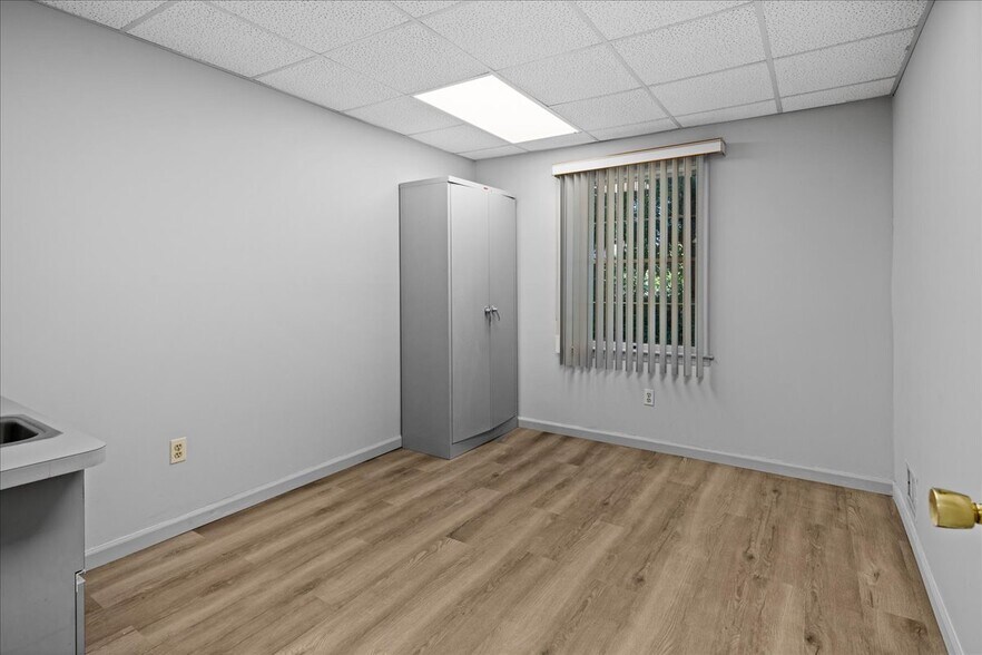 More Photos Of 5 Mountain Blvd, Warren Office For Lease
