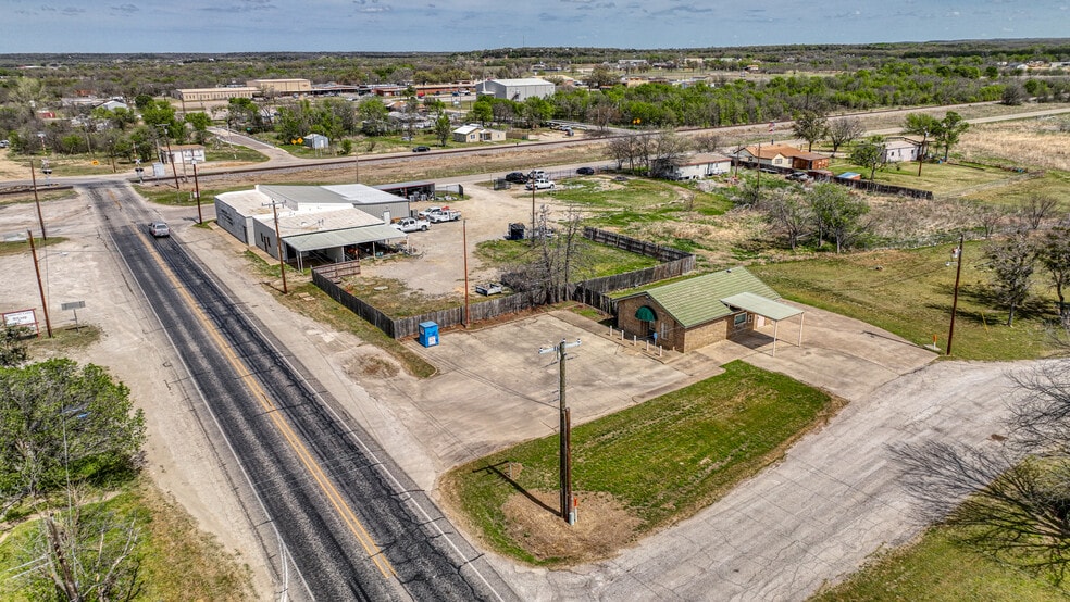 More Photos Of 107 Fannin St, Millsap Bank For Lease
