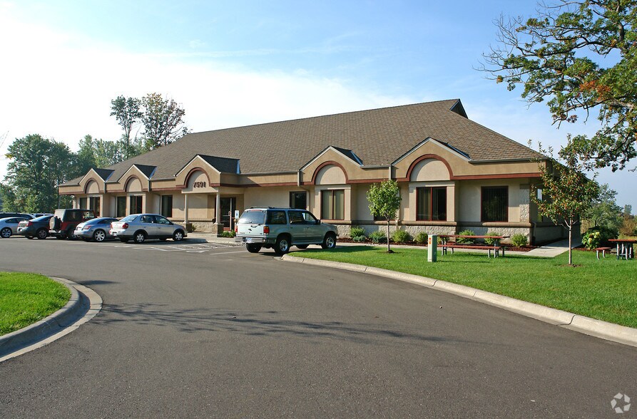 More Photos Of 7591 9th St N, Oakdale Office For Lease