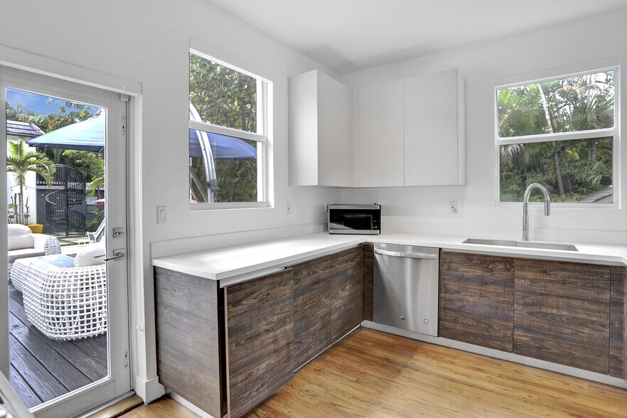 More Photos Of 430 Ne 121st St, Biscayne Park Movie Radio TVStudio For Sale