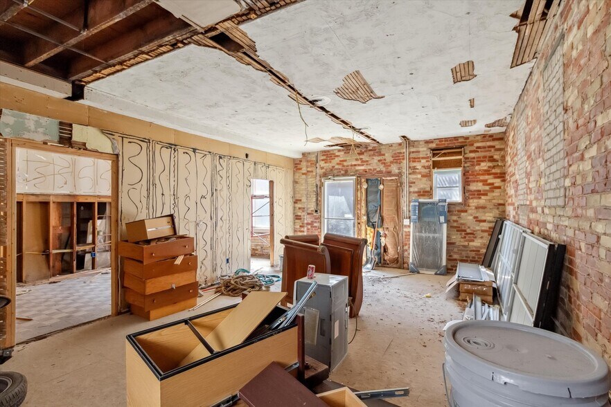 More Photos Of 225 E Superior St, Alma Office For Sale