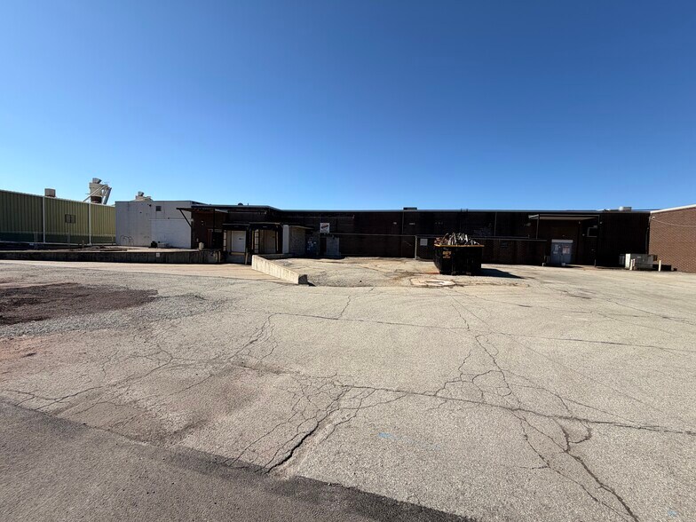 More Photos Of 100 Chamber Plz, Charleroi Supermarket For Lease