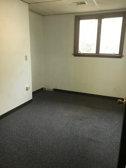 More Photos Of 1311 Boston Hollow Rd, McKeesport Storefront Retail Office For Lease