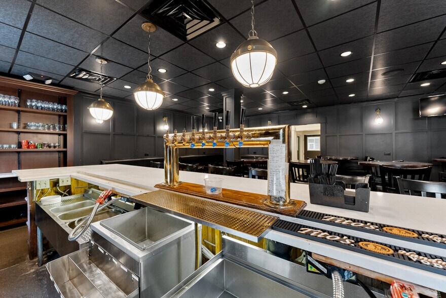 More Photos Of 135 Cooper St, Agawam Specialty For Sale