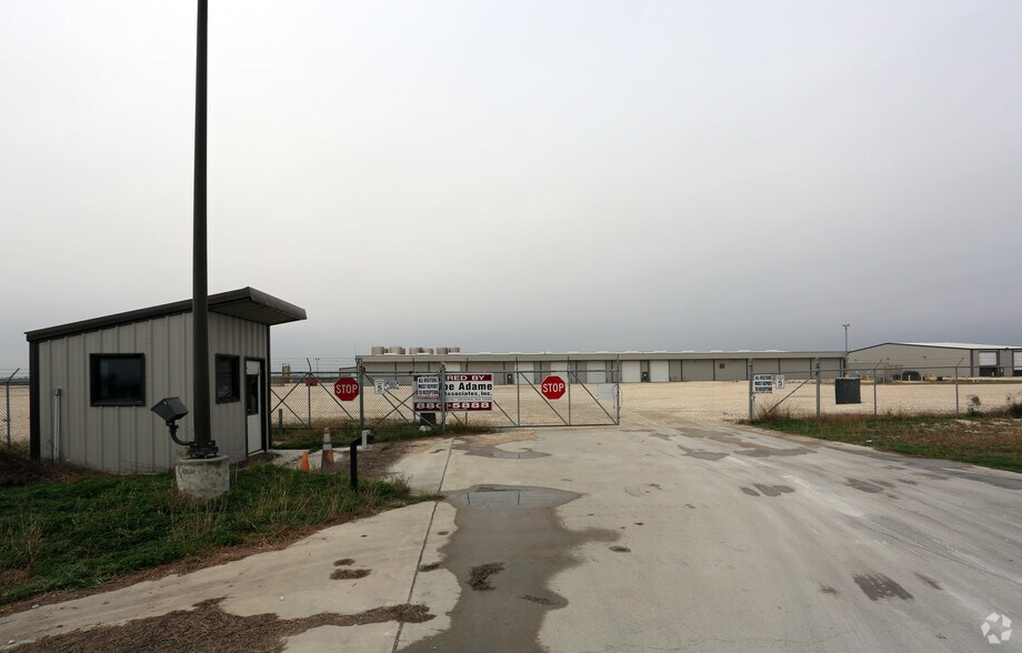 More Photos Of 6291 S Interstate Highway 37, Mathis Warehouse For Lease