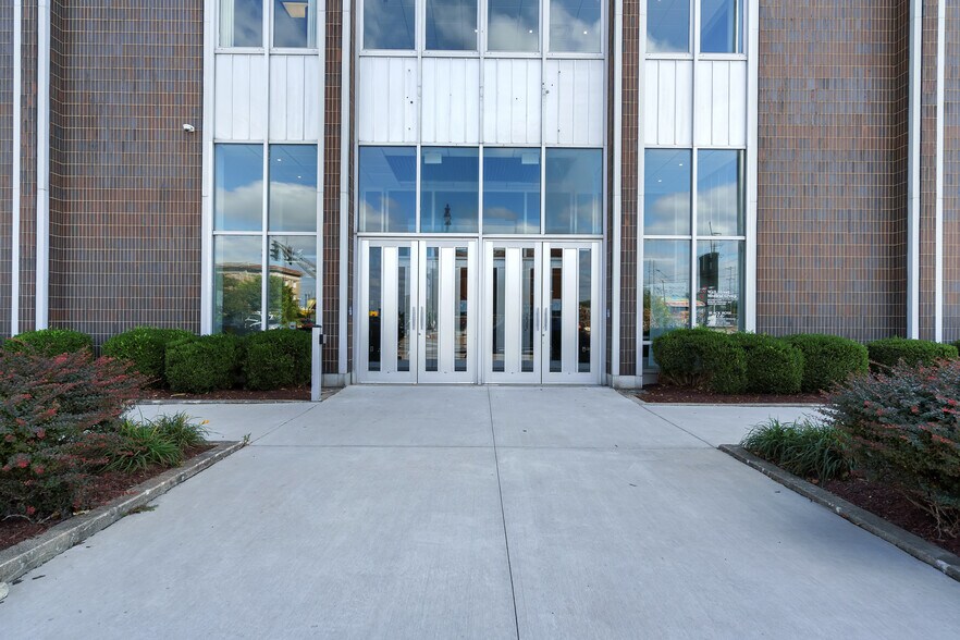 More Photos Of 443 Spring St, Jeffersonville Office For Lease