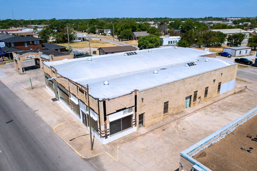 More Photos Of 815 W Broadway St, Ardmore Freestanding For Sale