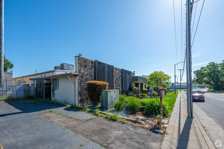 More Photos Of 3325-3327 Longview Dr, Sacramento Warehouse For Lease