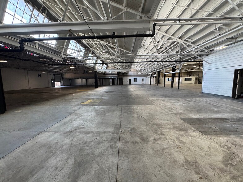 More Photos Of 1705 E Hooper Ave, Los Angeles Warehouse For Sale