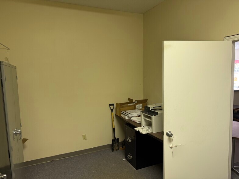 More Photos Of 1220 East Blvd, Chesterfield Showroom For Lease